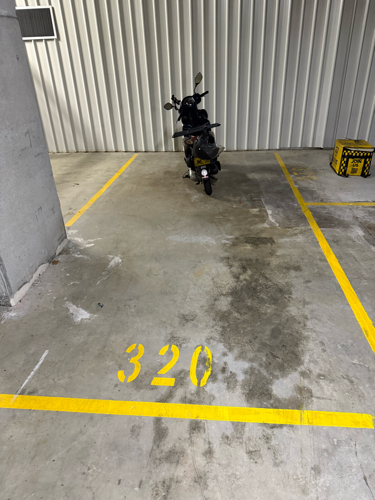 Great Parking space close to Airport and mascot train station.