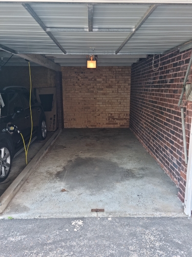 Lockup garage in harbourside dress circle