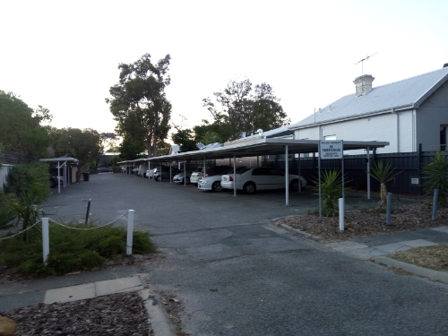 5 minutes to Charles Gairdner hospital