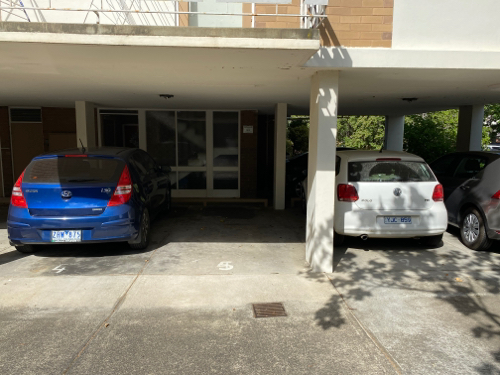 Parking in 2 Fuller Rd, Ripponlea VIC