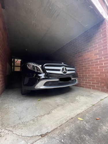 Undercover easy convenient G Access Park, 500m from the MCG.