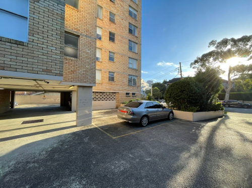 easy access to cremorne point and bus stops to city, chatswood & northern beaches