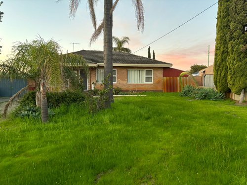 Parking in driveway or backyard on quiet residential culdesac. 7km to airport. 11km to CBD.