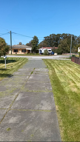 Parking in driveway or backyard on quiet residential culdesac. 7km to airport. 11km to CBD.