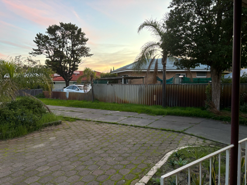 Parking in driveway or backyard on quiet residential culdesac. 7km to airport. 11km to CBD.