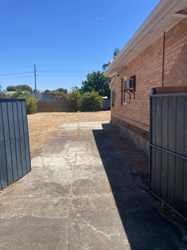 Parking in driveway or backyard on quiet residential culdesac. 7km to airport. 11km to CBD.