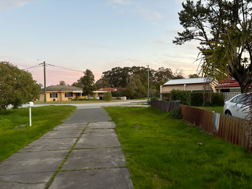 Parking in driveway or backyard on quiet residential culdesac. 7km to airport. 11km to CBD.