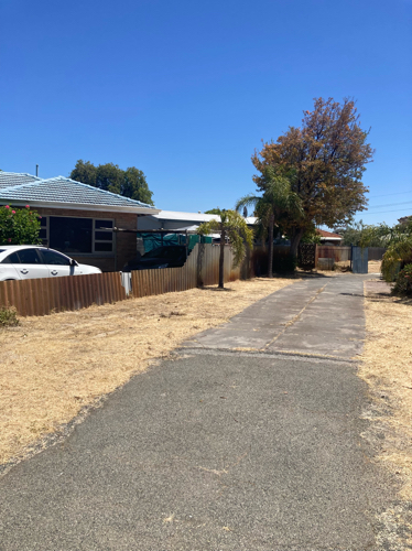 Parking in driveway or backyard on quiet residential culdesac. 7km to airport. 11km to CBD.